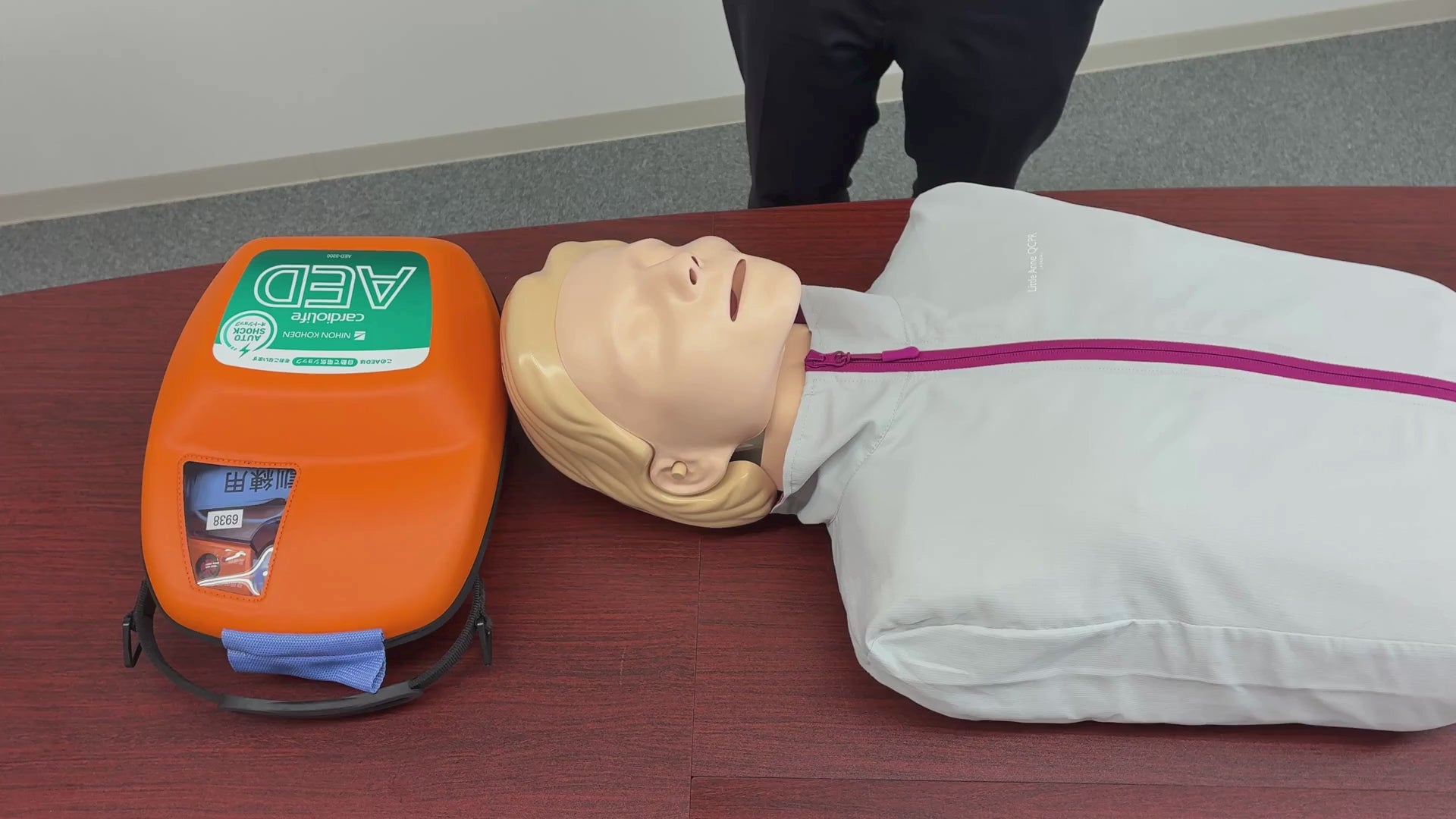 自動体外式除細動器/AED-3250（日本光電）